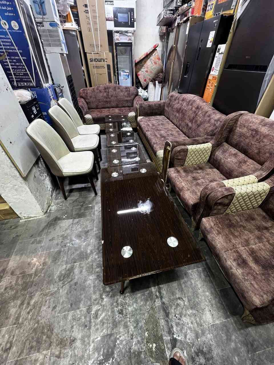 تخم يتكون من10قطع مع كراسي اربعه مع ميز زجاج خمس قطع للبيع للاتصال***********
