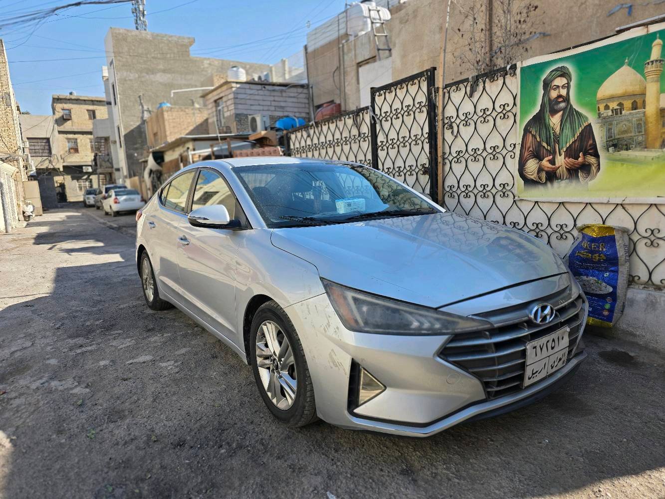 سيارة هيونداي النترا للبيع في أربيل، اللون فضي. السيارة بحالة جيدة وتتمتع بفحص شامل كما موضح في الصور. مناسبة للشراء لكل من يبحث عن سيارة مريحة واقتصادية.