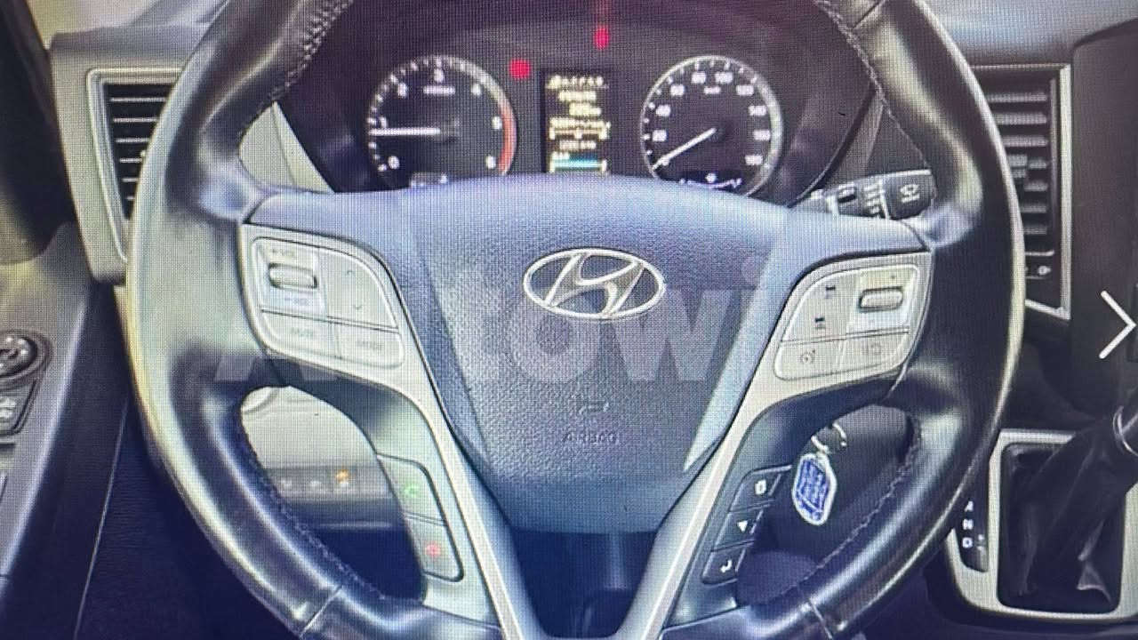 *🚀 للبيع: Hyundai Solati 2022 - مركبة فضائية على الأرض*

*أفخم فان عائلي نزل بالسنوات الأخيرة، شكل هيبة ومواصفات عالية*

*المواصفات الأساسية:*
- *الموديل*: 2022
- *الفئة*: Premium أو Luxury أو Cargo حسب سيارتك
- *المحرك*: 3.5L V6 بنزين 272 حصان | أو 2.2L ديزل CRDi 177 حصان
- *القير*: أوتوماتيك 8 سرعات سلس جداً
- *الدفع*: أمامي FWD أو رباعي HTRAC
- *عدد الركاب*: 7 راكب VIP | 9 راكب | 11 راكب
- *الممشى*: ... كم98
- *اللون*: ...

*أبرز المواصفات والتقنيات:*
- واجهة أمامية LED كاملة مع شريط إضاءة نهاري بعرض السيارة
- أبواب سحاب كهرباء من الجهتين + شنطة كهرباء
- شاشة 10.25 إنش مع أبل كاربلاي وأندرويد أوتو + شاشة عدادات ديجيتال
- كاميرات 360 درجة + حساسات أمامية وخلفية
- مقاعد جلد نابا فاخرة، الصف الثاني كراسي VIP منفصلة كهرباء مع تبريد وتدفئة
- سقف بانوراما مزدوج
- شاحن لاسلكي + 7 منافذ USB بكل السيارة
- مكيف لمس منفصل 3 مناطق، فتحات تكييف بالسقف لكل الركاب
- 6 ايرباج + رادار + مثبت سرعة ذكي + مانع تصادم
- نقطة عمياء + خروج آمن + تنبيه الراكب الخلفي
- جنوط 18 إنش مكحلة

*الحالة:*
- بحالة الوكالة، ما فيها رش ولا حوادث نهائياً
- مالك أول | أو وارد كوريا نظيف
- تحت الكفالة لغاية ...
- تشيكات الوكالة كاملة، دفتر الصيانة موجود
- تواير جديدة، بطارية جديدة

*ليش ستاريا 2022؟*
1. أوسع فان بالفئة، فخامة بزنس كلاس بالصف الثاني
2. عزل صوت ممتاز، ما تحس انك بفان
3. صرفية الديزل ممتازة: 12.3 كم/لتر، والبنزين: 9 كم/لتر
4. هيبة وشكل يلفت النظر، مو مثل أي باص عادي

*السعر*: 35الف دولار 
📍 *المعاينة*: ...  
📱 *واتساب*: ...


**إذا كنت صاحب هذا الإعلان وتريد حذفه لأي سبب، رجاءا أرسل رسالة إلى الدعم الفني**