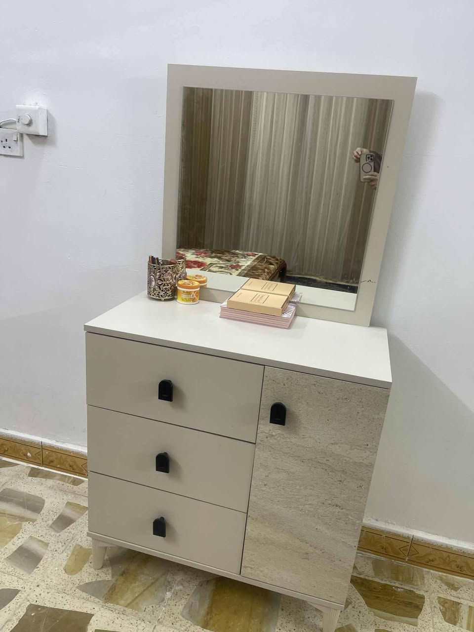 غرفة نوم تركي مستخدمه قليل 5قطع السعر 700بي مجال
العنوان نزال ***********
