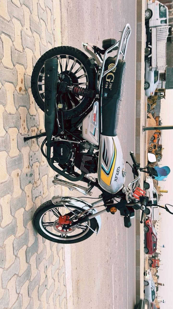 السلام عليكم الدراجه للبيع سعر 900 و بيه مجال للشراي الدراجه سولنك موديل 25 المكينه 200cc الدراجه شبه زيرو و الملحقات الي بصور وياها مثل درع المكينه و ستاند الجهاز اورق ما بيه *********** رقم مكاني فلوجه حي شهداء
