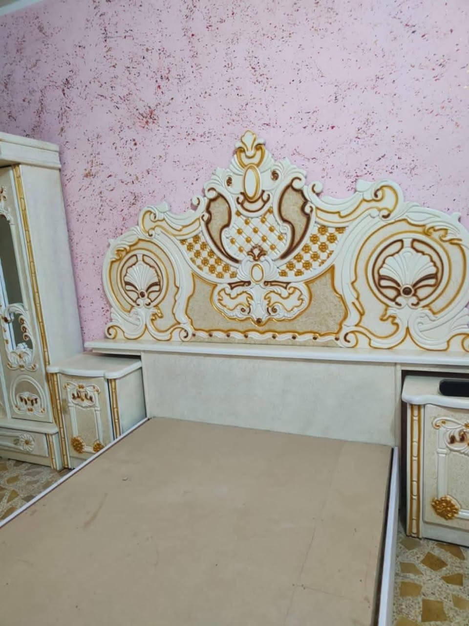 سلام عليكم غرفة نوم للبيع نضيفه الناصرية حي وار يم جامع الحسن 800 وبيه مجال ***********
