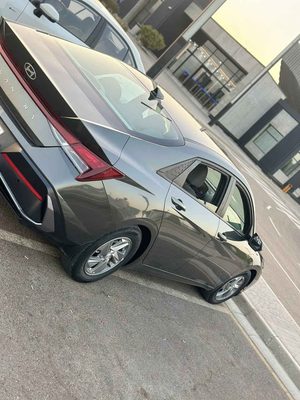 السلام عليكم

هونداي النترا للبيع موديل 24 رقم اربيل الجديد 

حادث قبق جنطه ونفسه السياره ليبل واحد

المواصفات 

شاشه الكتروني 

لد نهاري + لايت زنون 

فول تحكم استيرن

ثلاث انظمه قياده

 السياره زيرو مشي امريكا 

رادار امامي 

ويل كب توقف ذاتي عنده الاقتراب 

محرك 2000 دوش بانزين فقط

وباقي المواصفات المعروفه 

مكان السياره بغداد السعر 165 وبيه مجال 

الهاتف ***********
