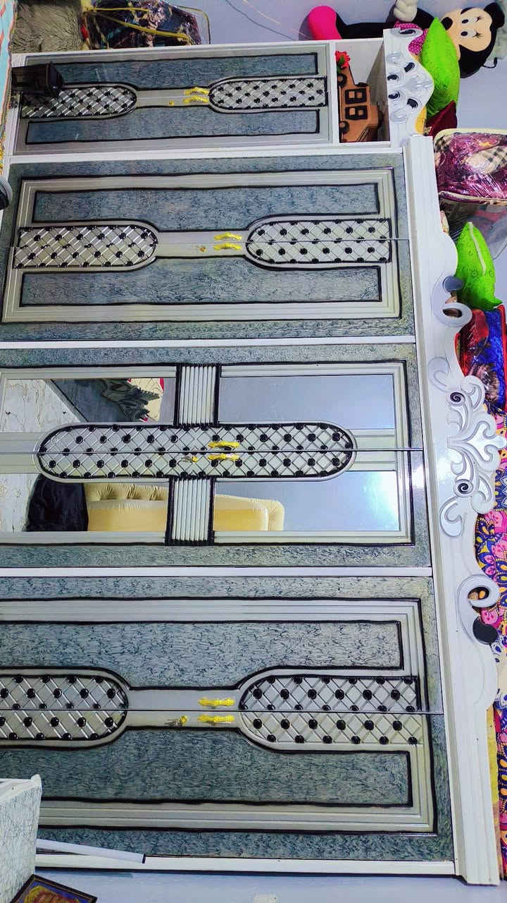 سلام عليكم غرفة نوم تصميم تركي وخشب عراقي غرفه نضيفه جدا استعمال اقل من شهر ٨ قطع السعر 800 مكان بغداد الحسينيه ***********
