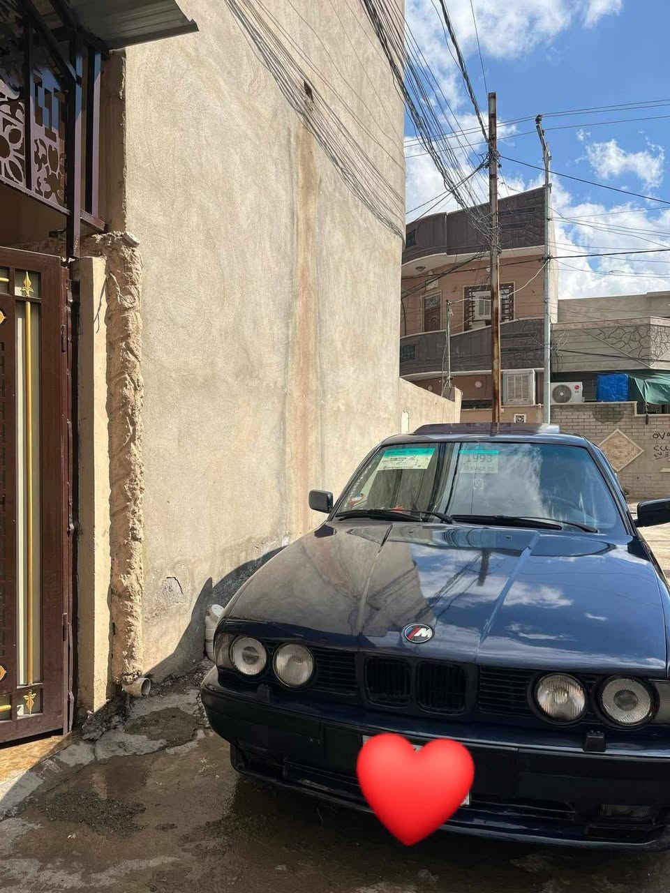 السلام عليكم بي ام للبيع ٥٢٠موديل١٩٩٣ رقم دهوك قديم شرط الوكالة والتحويل صبغ جمالية بدون ضرر مكينة كبس شرط لا صرف ولا نفخ فتحة سقف بيها التبريد كامل فقد ايعوزو راديتر  مكانها الموصل السعر ٦٠وعليها غرامة ٥ونص ينزل من حكها وبيها مجال رقم الهاتف ***********
