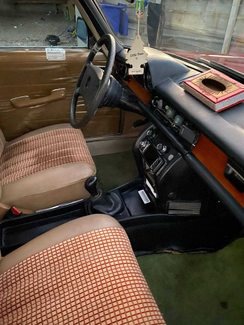 سلام عليكم 
مارسدس موديل ١٩٧٦ محرك ابلادي غرفه كامله السعر٦٥ وبيهه مجال ***********
