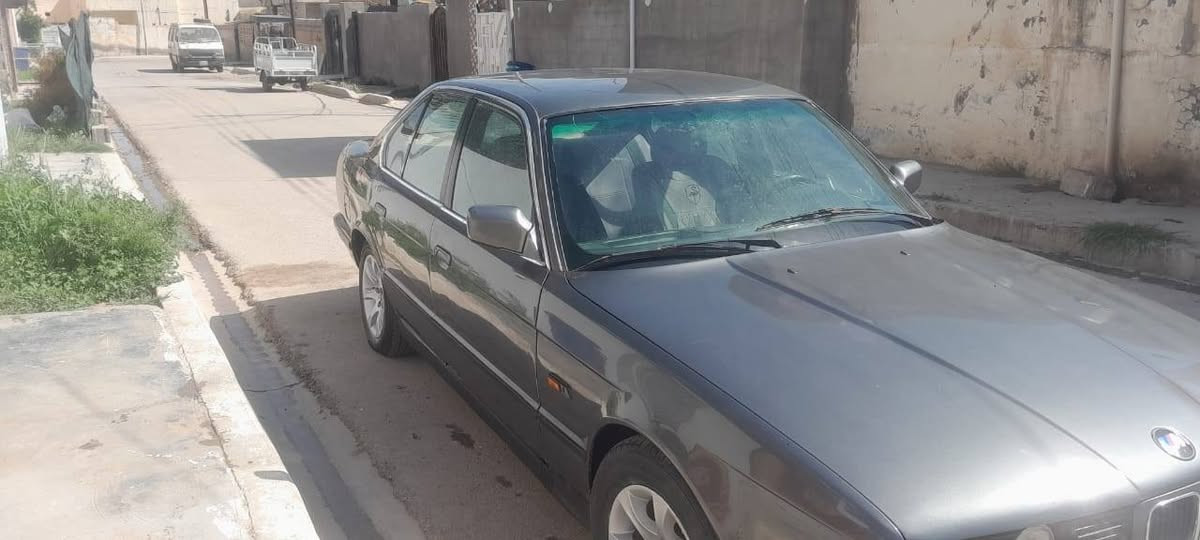 سلام عليكم بي ام 525 رقم بغداد شرط التحويل موديل 89 سيارة جاهزه تبريد بس كلج كمبريسر مكانه شهربان تصل على صاحبه *********** السعر 45 وبيه مجال

