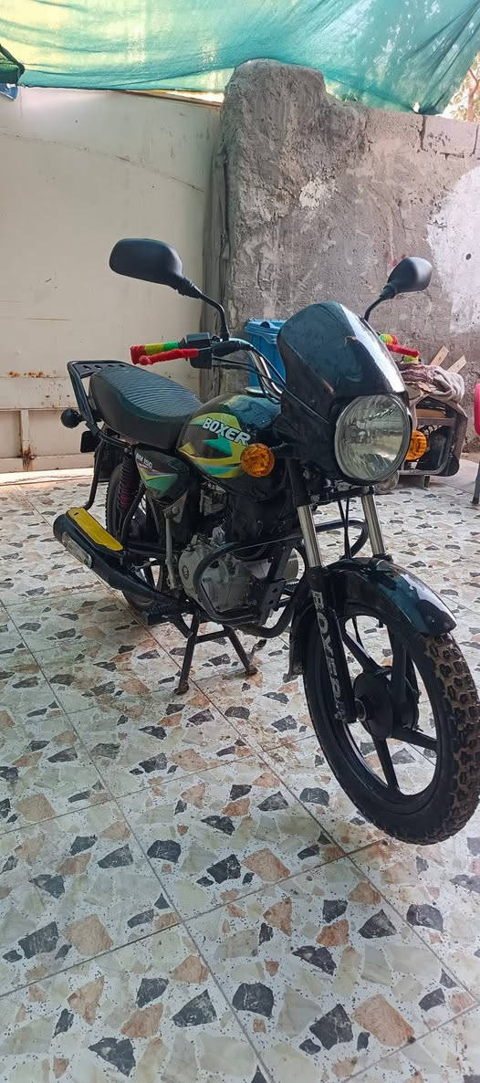 بوكسر موديل 21 دراجة نضيفة اوراق كاملات مابيه اي نقص سعر مليون و١٠٠ وبيه مجال للشراي مكاني بعقوبة كاطون الرحمة قرب تقاطع القدس موجود ع خاص او اتصل***********
