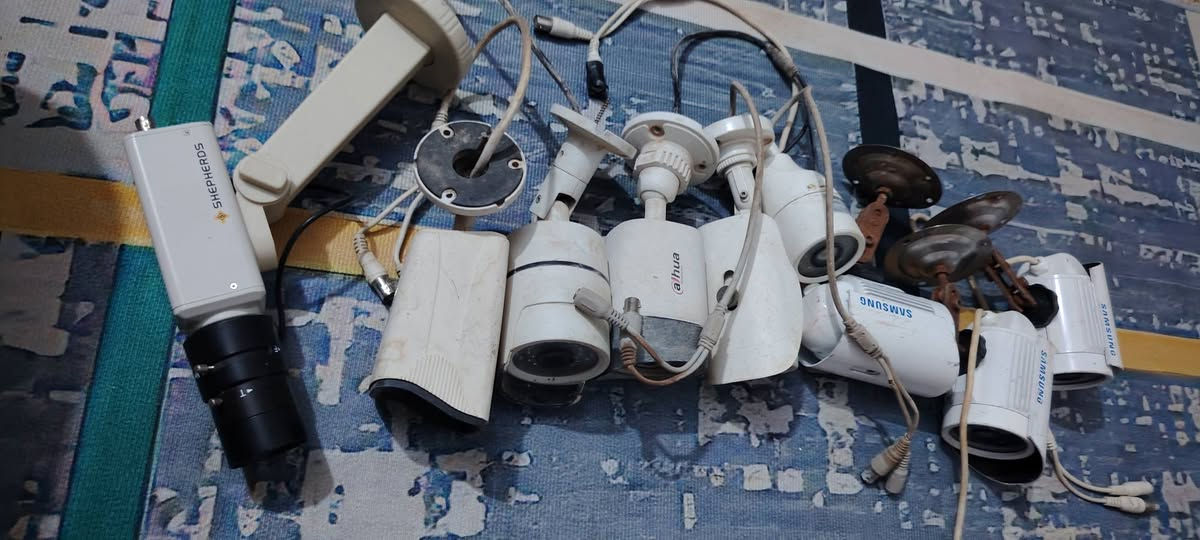 السلام عليكم عضو جديد... وفقكم الله عندي مجموعة كامرات وديفي ار 8 قطع   وهاردات مستخدمات بس شغالات جنت اشتغل بيهن وبطلت  انطيني سعر وبالعافيه عليك واذا تحتاج قطعه ماكو مشكله بس توصيل ماعندي مكاني الكوت


**إذا كنت صاحب هذا الإعلان وتريد حذفه لأي سبب، رجاءا أرسل رسالة إلى الدعم الفني**