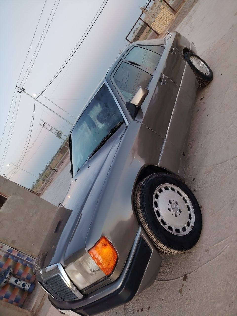 السلام عليكم
مرسيدس دب 

السياره مصبوغة عام اثر جراد ومكفولة من الحادث رقم بغداد 
مكان السياره الديوانيه قضاء المهناويه 
والسعر 47وبيه مجال سياره جاهزه من كلشي تبريد شغال غرفه جديدة ***********
