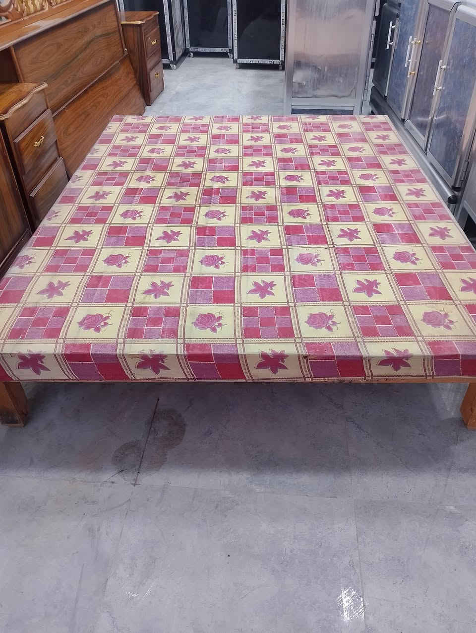 غرف جدا نظيفه معرض السليمانية الديوم شارع المستوصف مقابل الملعب
***********
