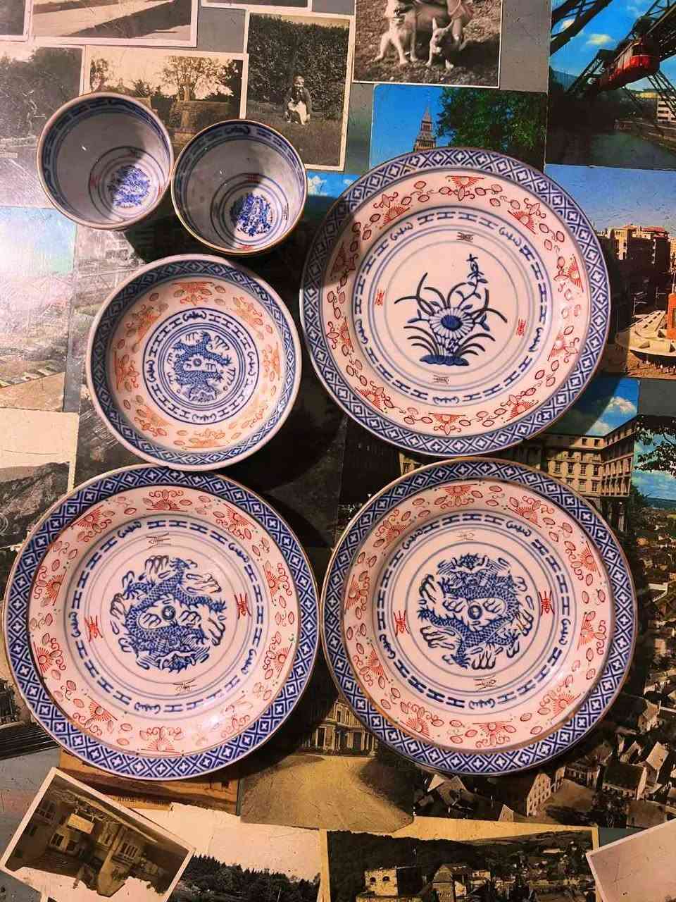 Vintage Rice Eye Set: Blue Dragon Motif
​6-Piece Set:
​2 Coffee cups
​1 Plate (10 cm)
​3 Plates (15 cm)
​Condition Report:
​Two cups and two of the 15 cm plates are in excellent condition.
​The 10 cm plate and the remaining 15 cm plate have a minor chip, as shown in the photos.
​The remaining pieces are in excellent condition with no flaws or defects.
​Please review the photos carefully as they form part of the description.
📦 Shipping Available to all governorates.
✉️ For price and serious inquiries: Please feel free to send a direct message. الاسكندرية, مصر


**إذا كنت صاحب هذا الإعلان وتريد حذفه لأي سبب، رجاءا أرسل رسالة إلى الدعم الفني**