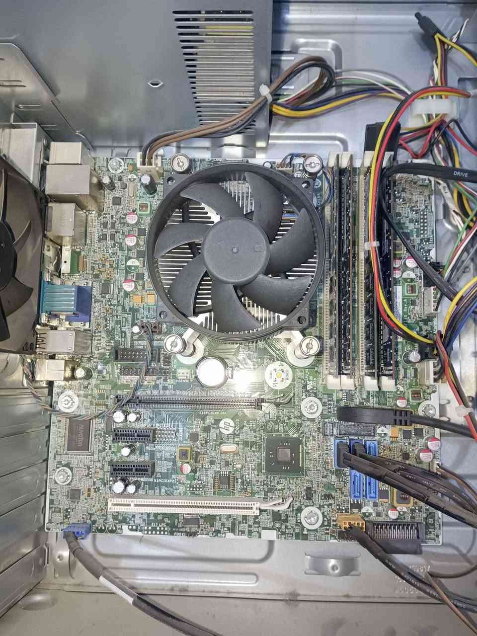 حاسوب موصفات hp کامل 
CORE I7
4TH
RAM 14G DDR3
HARD 120SSD + 500G HDD
WI.FI
سعر 200 الف 
توصيل متوفر
*********** كالار, السليمانية
