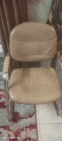 كرسي جلد • قوي