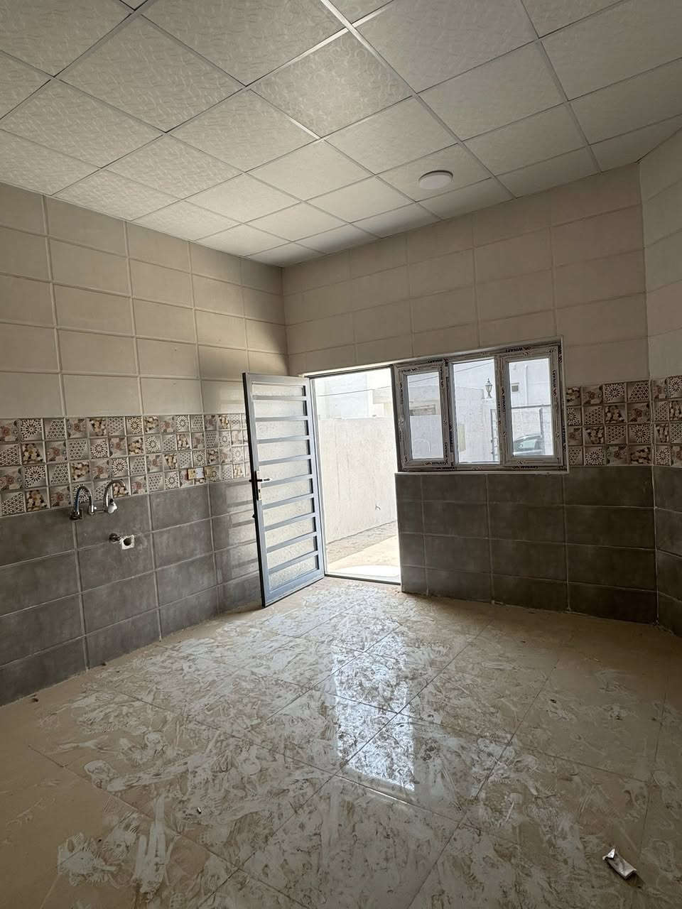 بيت🏡300م في مجمع مابين الحرمين السكني في الحيدريه عمود 550 بلوك 16 دار 8 جاهز للسكن  سند حر طابق واحد نظام الفلة 

يتكون من : استقبال وصالة ومطبخ وصحيات وغرف نوم عدد 2 

السعر المطلوب 💷 : 
42 مليون 
98 مليون المتبقي من سعر البيت على المصرف العقاري يقسط لمدة 20 سنة 

للأستفسار المراسلة على الخاص 
أو على الواتساب فقط 
***********
