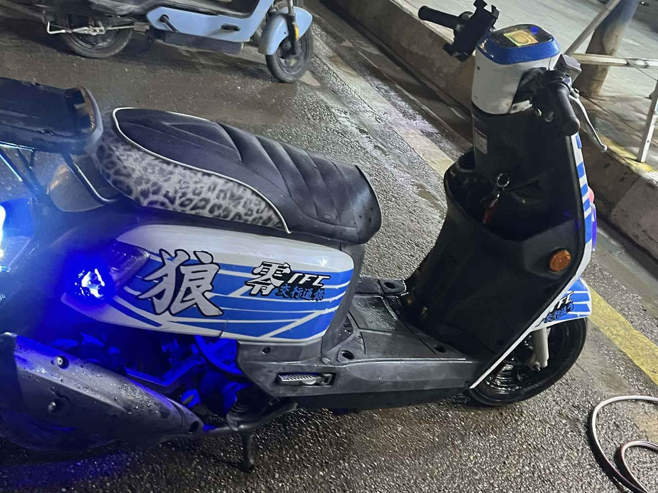 ماكس بوليسي للبيع سعر 700وبي مجال دراجة خير من اللة العنوان صلاح الدين قضاء الدجيل الرقم ***********
