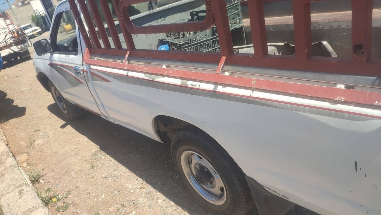 نیسان 2002
سەنەوی بەغدای لەگەلە
سەیارەکە بئ بۆیاخە
پێشو پشتی کەپسە
گێرو بەشەرت
مەکیـــــنەی بەشەرت
سەیارەکە هی مالانەو هی مەعرەز نیە
توندو تۆلی بەشەرت
ســەیارەکە نــمونەیە
مالی دۆستە
مشتەرری تێل بکات
***********
***********
