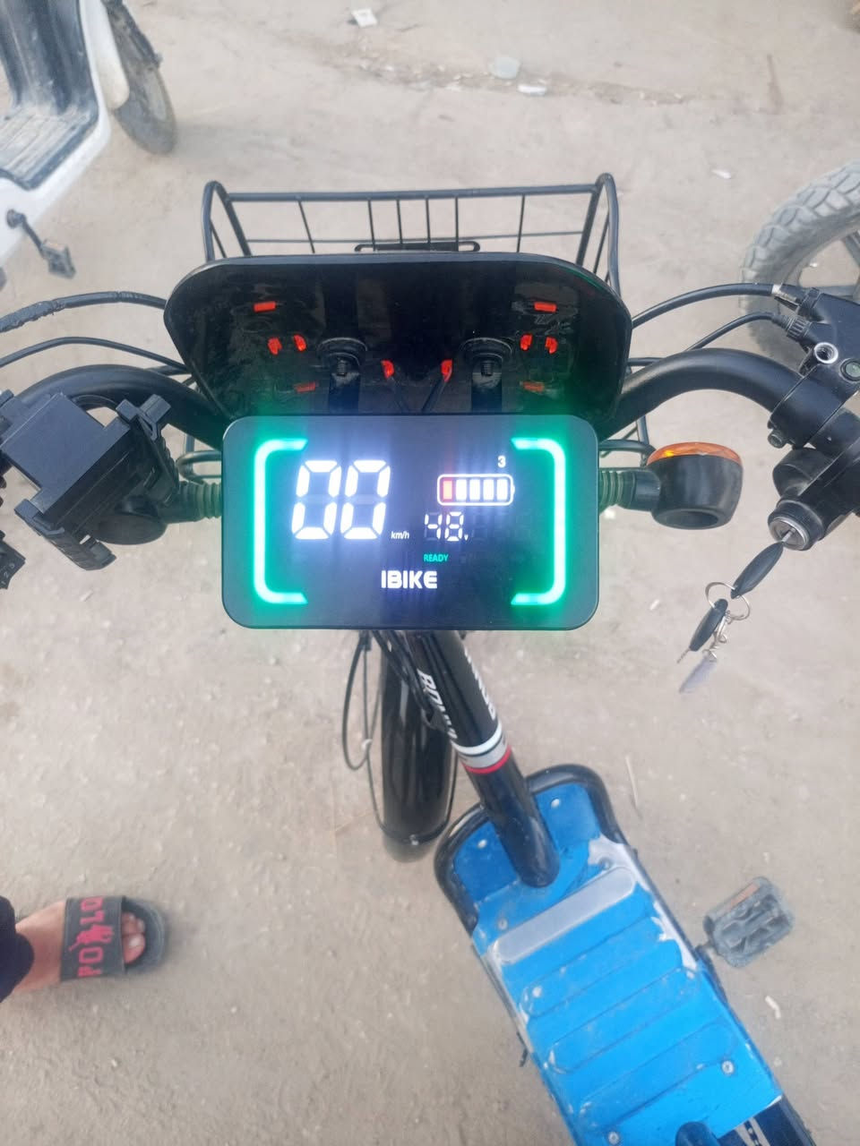 دراجة كهربائية (E-Bike) من فئة "الموبد/السكوتر الكهربائي المزود بدواسات".
تفاصيل الدراجة والموديل:
العلامة التجارية: BONVI (بونفي).
الطراز / الموديل: BONVI 80 (كما هو موضح على غطاء السلسلة وإطار البطارية).
أبرز المزايا والمواصفات الظاهرة:
نظام الدفع: هجين يجمع بين المحرك الكهربائي الخلفي (Rear Hub Motor) والدواسات العادية لاستخدامها عند نفاد البطارية أو للمساعدة.
البطارية: صندوق بطارية قابل للإزالة مثبت منتصف الدراجة أسفل المقعد الرئيسي.
نظام التعليق: مساعدات صدمات أمامية وخلفية مزدوجة (Dual Suspension) لامتصاص الصدمات أثناء القيادة.
التجهيزات والراحة:
مقعد إضافي للراكب الخلفي مزود بمسند ظهر.
سلة معدنية أمامية للتخزين.
دواسات إضافية لأقدام الراكب الخلفي.
شاشة/عداد سرعة ومفاتيح تحكم مع إشارات على المقبض الأمامي
للتواصل ***********
