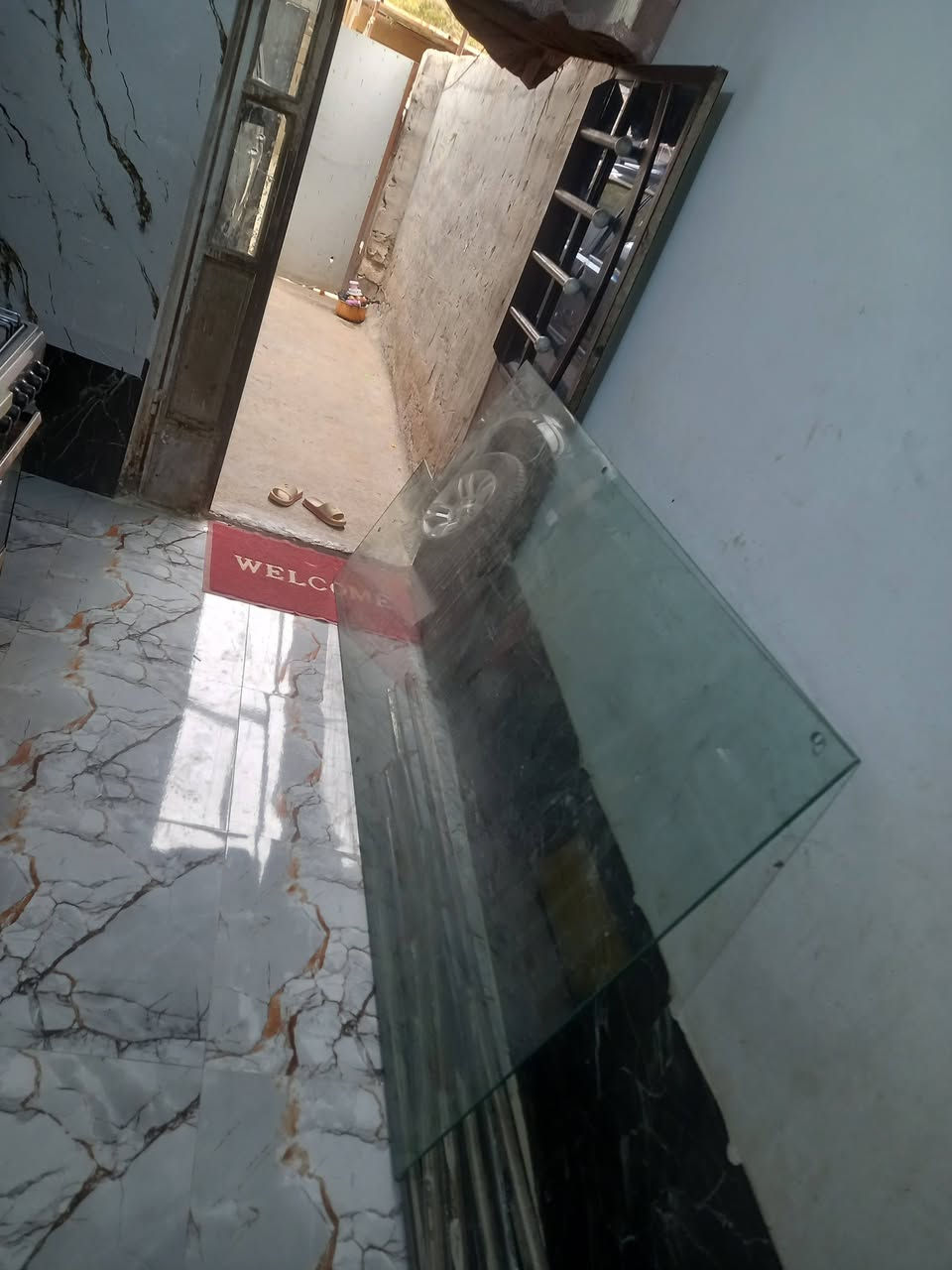 سلام عليكم جان زجاج جديد حلو ونضيف عرض 110 طول مترتين وخمسه عدد ثنين وعدك عرض 55سنتيم وطول مترتين وستين عدد 7وعدك قطع هواي مكاني بغداد الرصافه ***********
