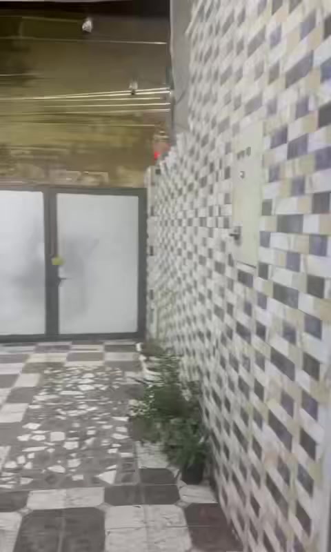 السلام عليكم
اخواني بيت للبيع في حي العسكري ،الحر 
مساحة ١٣٠م 
يحتوي علي طابق واحد وهذا التصوير موضح بي البيت يحتوي ع حمامات ٢ 
ومنور
 البيت مال جناي سند ٢٥ 
الموقع ثاني بيت عن الشارع الرئيسي تبع شارع الأرتال اي قرب مُستشفى التُركي 
قريب السوق ، المدارس ابتدائية ومتوسطه واعدادية ، مركز صحي 
خدمات كاملة اي نقص ماكو 
أمانة الله البيت ميتفوت وكلُش حلو وزين والجوارين ذهب 
بس غرض البيع العائلة كبيرة 
التواصل مع صاحب الدار 
***********
