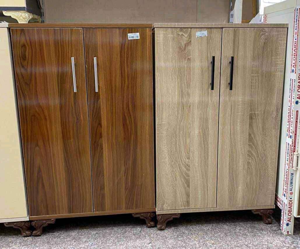 معروض للبيع مجموعة من الجزامات الحديثة والمعاصرة بألوان وتصاميم جذابة. الجزامات مصنوعة من مواد عالية الجودة وتوفر مساحة تخزين كافية لتلبية احتياجاتكم. التصميمات متوفرة باللون البني الفاتح والداكن والأسود، تتناسب مع مختلف ديكورات المنزل.