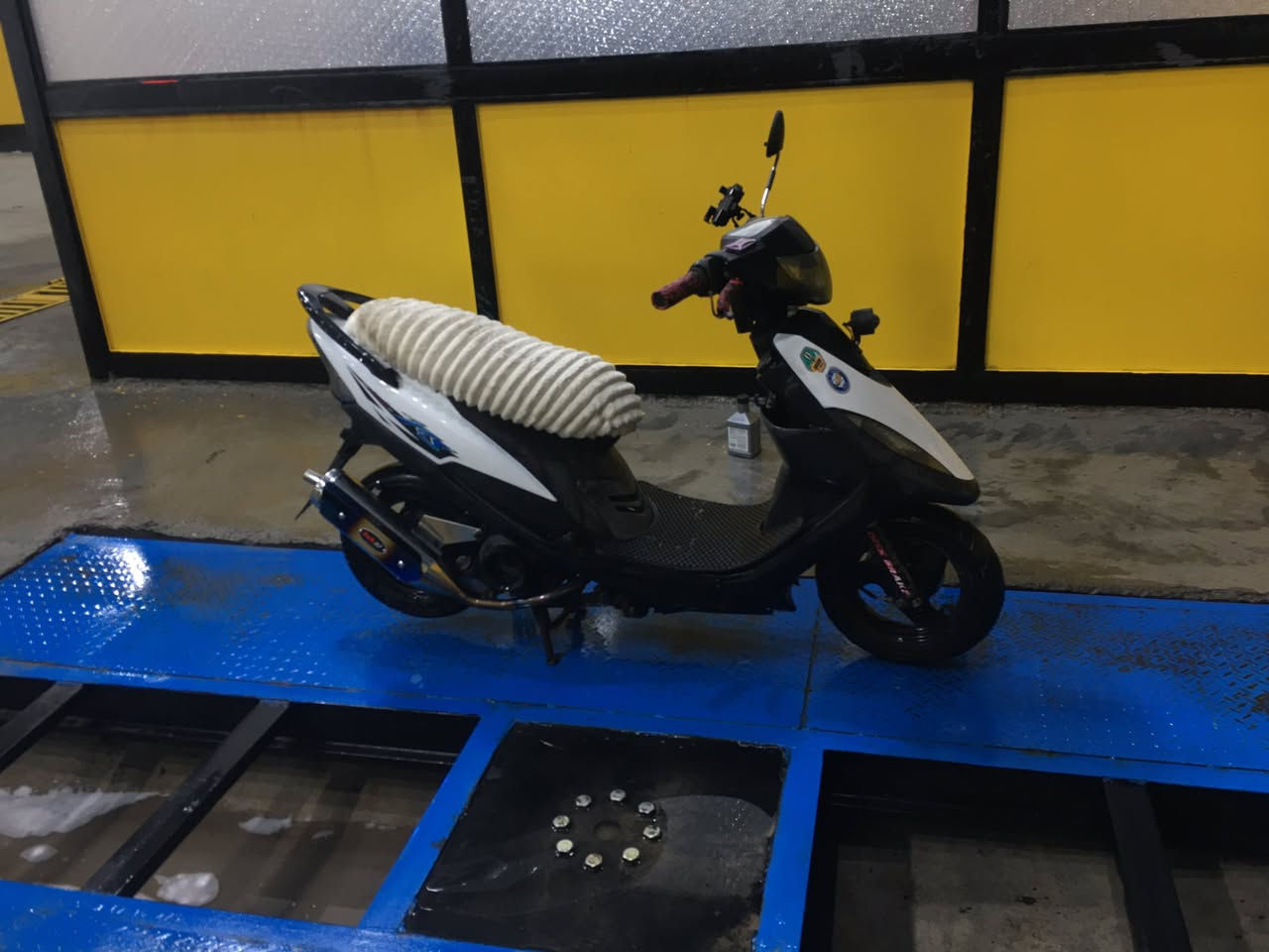 السلام وعليكم شباب هاي الدراجه انباكت اليوم بلقادسيه بشارع ابوعكرب شباب الي يشوفه بشارع ليقصر هاذ رقمي***********
