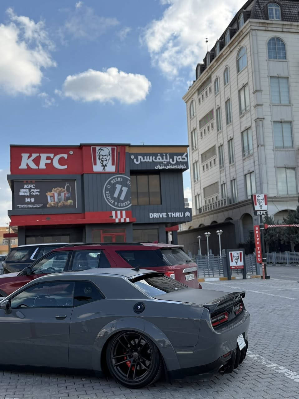 سلام عليكم 
هليكات ريد اي  1017 حصان
مديل 2019 وايد بدي اصل 
كلين تايتل 
فول موصفات فتحه ورادار
رقم بغداد 
عليه غراض ميحتاج احجي كومه كومه شوف بعينك بل صور 
عليه غرفه مال مارسدس وكومه غراض 

ديالى بعقوبه

***********
