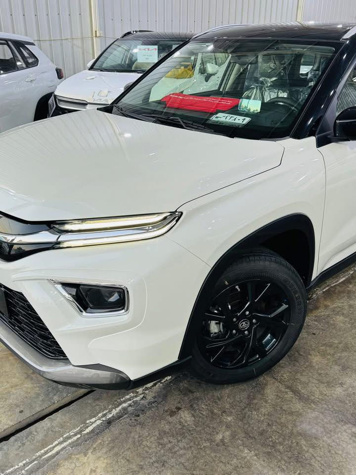 {.♥️🔥مجموعه الملك لتجاره السيارات .🔥♥️.}.    

نقدم لكم افضل العروض المناسبه للزبائن الكرام 

 ✅🔥الاسعار راح تكون نار وتدلال ادللو حبايبنه 🔥✅

        🔥 تويوتا يوربان كروس 2026 فل كامل 🔥
🚗 فئة 1/1 — أعلى مواصفات 

✨ سيارة عائلية اقتصادية بتصميم عصري وفاخرة ✨

🔥✅السياره ضمان 2 سنه و 40.000 كيلو متر   ✅🔥
                     و 8 تبديلات دهن مجانيه 
━━━━━━━━━━━━━━━━━━━
⚙️ المحرك والأداء
• محرك 1.5 لتر Mild Hybrid
• قوة 104 حصان
• ناقل حركة أوتوماتيك 6 سرعات
• نظام دفع أمامي FWD
• صرفية وقود ممتازة داخل المدينة

━━━━━━━━━━━━━━━━━━━
✨ المواصفات الخارجية
• مصابيح LED أمامية مع DRL
• جنوط ألمنيوم 17 إنچ
• سقف بانوراما مزدوج
• مرايا كهربائية قابلة للطي مع إشارات
• كاميرا خلفية + حساسات
• سبويلر خلفي وقضبان سقف

━━━━━━━━━━━━━━━━━━━
🛋️ المواصفات الداخلية
• مقاعد جلد فاخر
• شاشة 9 إنچ + Apple CarPlay & Android Auto
• شاشة عدادات رقمية + Head-Up Display
• شاحن لاسلكي للموبايل
• إضاءة داخلية محيطية (Ambient)
• مكيف أوتوماتيك مزدوج
• نظام صوتي 6 سماعات

━━━━━━━━━━━━━━━━━━━
🛡️ الأمان والسلامة
• وسائد هوائية متعددة
• نظام الثبات الإلكتروني VSC
• ABS مانع انغلاق المكابح
• نظام المساعدة على صعود المرتفعات
• كاميرات 360°
• نظام مراقبة ضغط الإطارات

━━━━━━━━━━━━━━━━━━━
🎯 أبرز المميزات
✔️ اقتصادية بالوقود
✔️ حجم مثالي للمدينة
✔️ تجهيزات فل كامل
✔️ اعتمادية تويوتا المعروفة

━━━━━━━━━━━━━━━━━━━
📍 العنوان: بغداد الكريعات نهاية شارع المعارض

📞 للاستفسار الاتصال على الأرقام:

☎️0772 821 1475

☎️0771 400 8006
