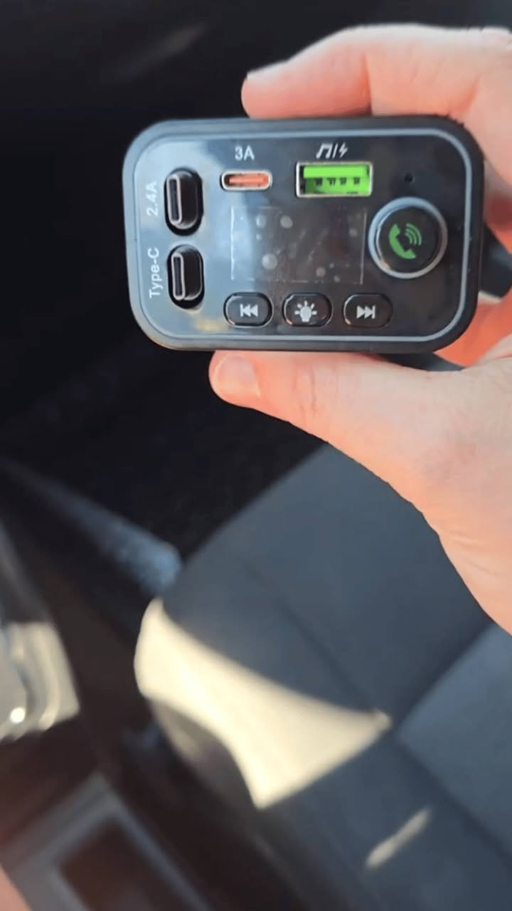 شاحن فيتة للسيارة مع نشرة روز رايز
21 الف التوصيل مجاني لكل محافظات العراق

الاستخدامات

شحن الهواتف والأجهزة الذكية داخل السيارة بسرعة عالية.

تشغيل الموسيقى من الهاتف إلى سماعات السيارة عبر البلوتوث.

إجراء المكالمات الهاتفية بدون استخدام اليدين أثناء القيادة.

تشغيل الموسيقى من فلاش USB أو بطاقة الذاكرة داخل السيارة.

بث الصوت إلى راديو السيارة عبر خاصية FM transmitter.

المميزات

شاحن سيارة متعدد الوظائف 5 في 1 يجمع بين الشحن وتشغيل الموسيقى.

قدرة شحن تصل إلى 120 واط للشحن السريع.

يدعم Bluetooth V5.3 + EDR لاتصال مستقر وسريع.

يحتوي على عدة منافذ شحن:

منفذ USB 3A

منفذ USB 2.4A

منفذ Type-C

يدعم تشغيل الموسيقى من USB  TF Card.

يدعم صيغ الصوت MP3  APE  FLAC  WAV  WMA.

يدعم مكالمات Hands-Free أثناء القيادة.

شاشة LED لعرض التردد وحالة التشغيل.

إضاءة LED ملونة تعطي مظهر أنيق داخل السيارة.

نطاق تردد FM من 87.5 إلى 108 MHz.

يدعم بطاقات ذاكرة حتى 32GB.

يعمل على جهد DC 12-24V مناسب لمعظم السيارات.

مسافة إرسال FM تصل إلى 5 متر.

محتويات الصندوق

جهاز شاحن السيارة البلوتوث.

دليل الاستخدام.

الملاحظات

قياس الكارتون:

الطول: 8 سم  العرض: 5 سم  الارتفاع: 20 سم.

قياس المنتج:

الطول: 6 سم  العرض: 4 سم  الارتفاع: 14 سم.

طول أسلاك الشحن: 75 سم.


**إذا كنت صاحب هذا الإعلان وتريد حذفه لأي سبب، رجاءا أرسل رسالة إلى الدعم الفني**