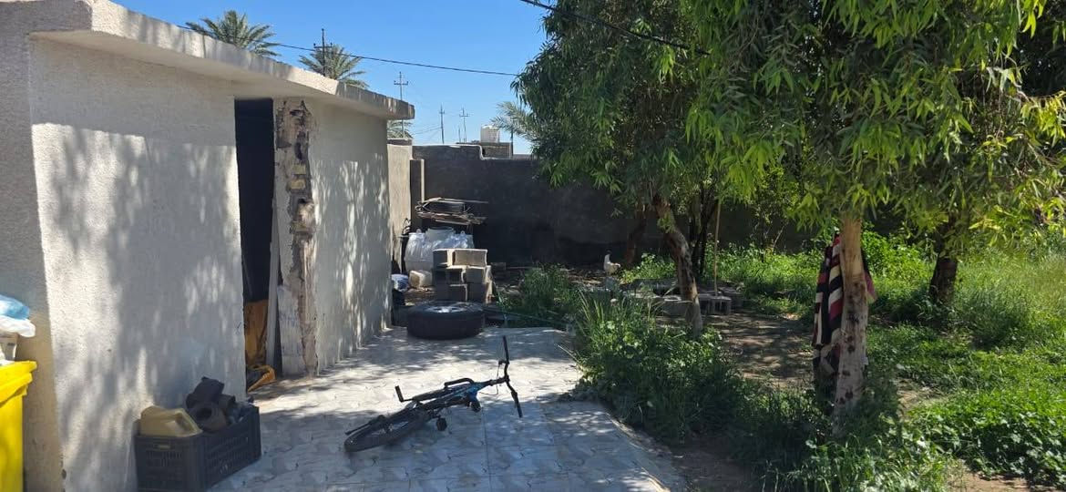 دار للبيع مساحته 550 متر حي الحكيم الثانيه غرفتين وهول استقبال مطبخ صحيات الشارع سبيس متوجين ع التبليط أن شاء الله يبعد عن الشارع العام  150 متر الاتصال واتساب  *********** ***********
