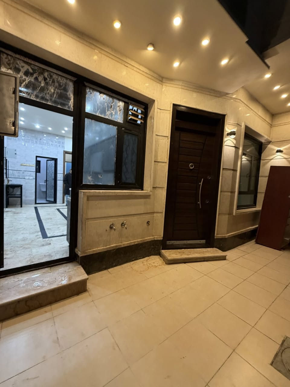 للإيجار في السيدية
دار سكن درجة أولى واجهة مرمر وأرضية مرمر وديكورات 
المساحة 80م واجهة 6م مدخلين 

يحتوي علا الطابق الأول مدخلين صالة ومطبخ وغرفة نوم وخدمات الرئيسية 
الطابق الثاني غرفتين نوم وخدمات الرئيسية 
طابق ثالث بيتونه كبيره وسطح 

ملاحضه. الكاونتر كامل مع البيت

الموقع السيدية خلف شارع النخيل 

للاستفسار ***********
