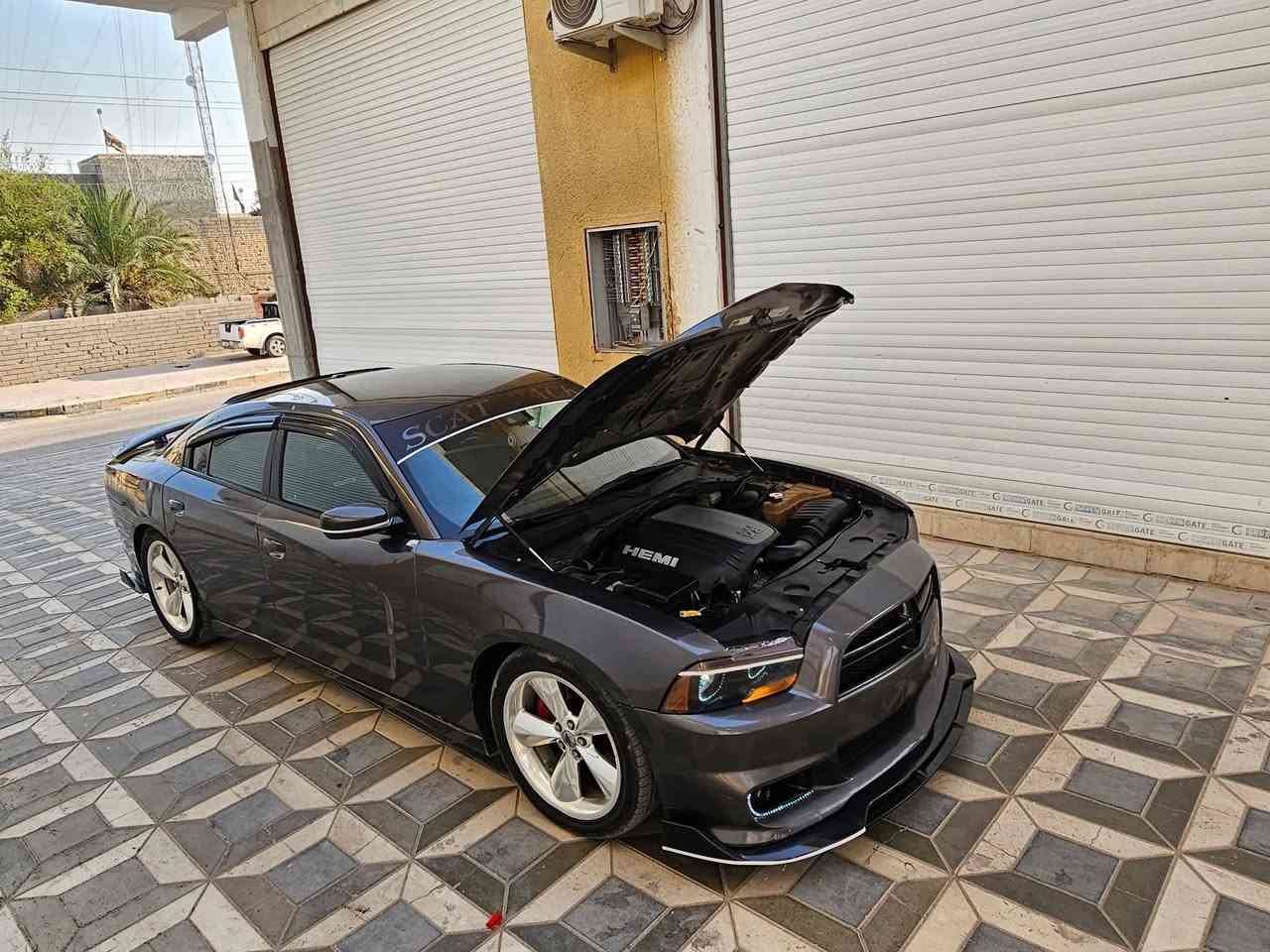 السلام عليكم شباب 
*جارجر ٢٠١٤  هيمي 5700 فول عدا الفتحه 
*شباب السياره نضيفه وجديدة حيل 
*ويل كروم 
*حدادة ١٠٠٪؜ توني نافضها من الدعاميه للدعاميه 
مكينة جديدة توني شاد بالجيس عليها شلعه تشلع التبليط ثاني تبديلة دهن الها 
شباب سيارة اكفلك مكينه كير حدادة كهربائيات وضربه قويه 
*كشنات تدفئة
*شاشه srt 
السيارة بيها صبغ اربع قطع بدون معجون اثر جراد والتقرير موجود عندي 
*حادث السيارة جاملغ  السايق  
السيارة حلوة وناصبة وما تصرف عليها ربع دينار 
مكان السيارة البصرة الجبيلة 
موجود اتصال او واتس فقط 
السعر ١٣٨ وبيها مجال قليل للشراي 
***********
