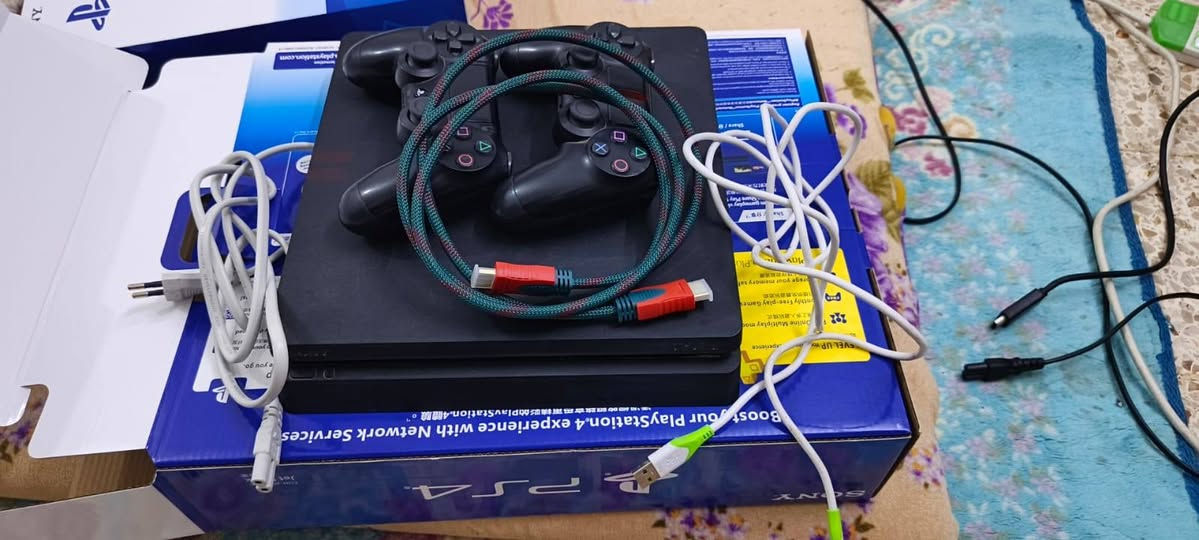 السلام عليكم شباب، للبيع جهاز بلايستيشن 4 (PS4) نظيف حيل وجاهز للعب
الجهاز مهكر على نظام (تحديث) 12.50، يعني تقدر تضيف عليه العاب براحتك يم ابو اي محل سعر العبه  الفين 
​الهارد : نص تيرة (500 غيغا)، 
​النظافة: الجهاز نظيف جداً، شغال كامل، ما بيه أي تعليق أو حرارة، ومفحوص 100%. استخدام كلش قليل 
​📦 الملحقات:
​الكرتونة ويا 
​جويستيك عدد2 شغالة تمام.
​واير الباور + واير الـ HDMI الأصلي
متواجد:ماسنجر
وتساب ***********

سعره 320 وبي مجال بسيط للشرايه
