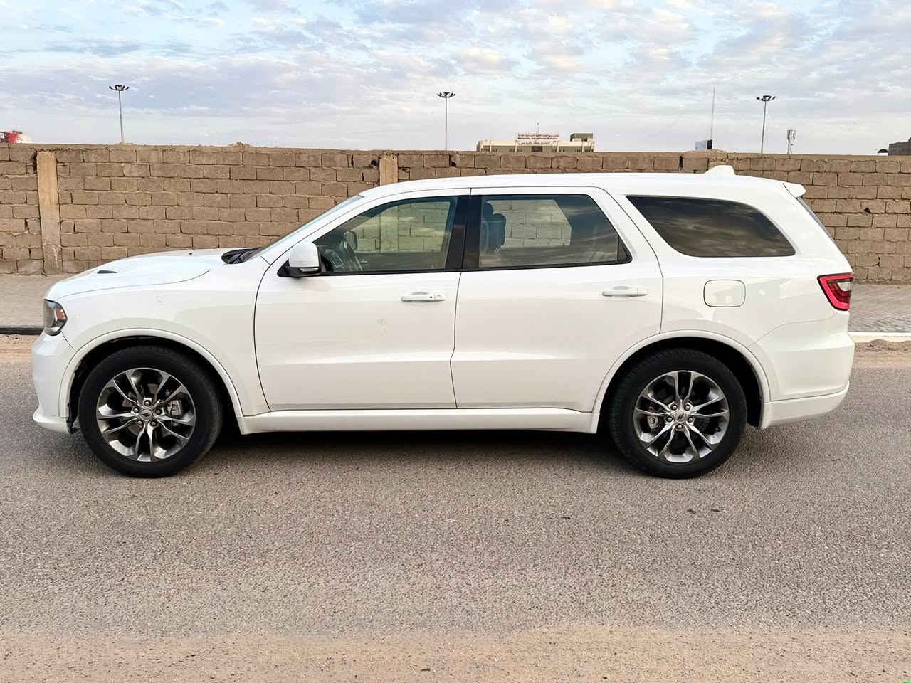 • دودج دورنكو موديل 2020
• فئة GT

• اللون: أبيض

• وارد أمريكي

• محرك 6 سلندر سعة 3.6 لتر Pentastar

• ناقل حركة أوتوماتيك 8 سرعات

• نظام دفع خلفي أو دفع رباعي (حسب التجهيز)

• قوة تقارب 295 حصان

• سحب رياضي وثبات عالي على الطريق

• جنوط ألمنيوم قياس 20 إنج

• مصابيح أمامية LED

• أضوية نهارية مميزة

• شبك أمامي رياضي بلون أسود لامع

• داخلية جلد فاخرة

• شاشة وسطية كبيرة Uconnect

• نظام أبل كاربلاي وأندرويد أوتو

• كاميرا خلفية

• حساسات أمامية وخلفية

• تحكم كهربائي بالمقاعد

• تشغيل بصمة

• ستيرن تحكم متعدد الوظائف

• 3 صفوف مقاعد تتسع لغاية 7 ركاب

• تبريد وتدفئة ممتازة

• مساحة واسعة ومريحة للعائلة

السعر 22,000$

وبيهه مجال

شاصي السيارة ؛ 1C4RDHDG6LC260200

صور الحادث مرفقة في المنشور 

للاستفسار :-

***********‬

البصرة / الأمن الداخلي
