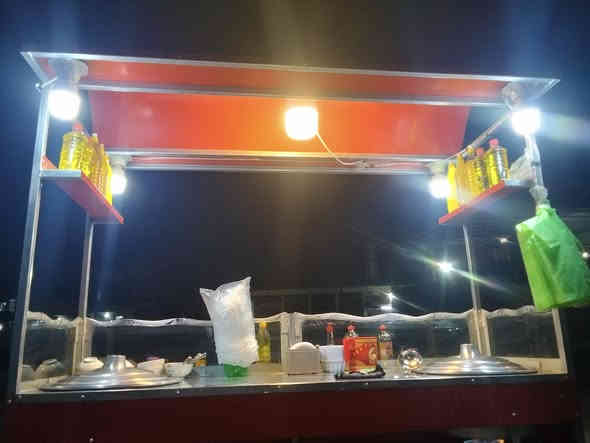 السلام عليكم عربانة لبلبي كاملة هية وكل غراضها جدورة طبخات كهربائيّات كاملة جاهدة عربانة جبيرة بعدهة جديدة سعر  325 وبيها مجال بسيط مكان الامين الثانية ***********
