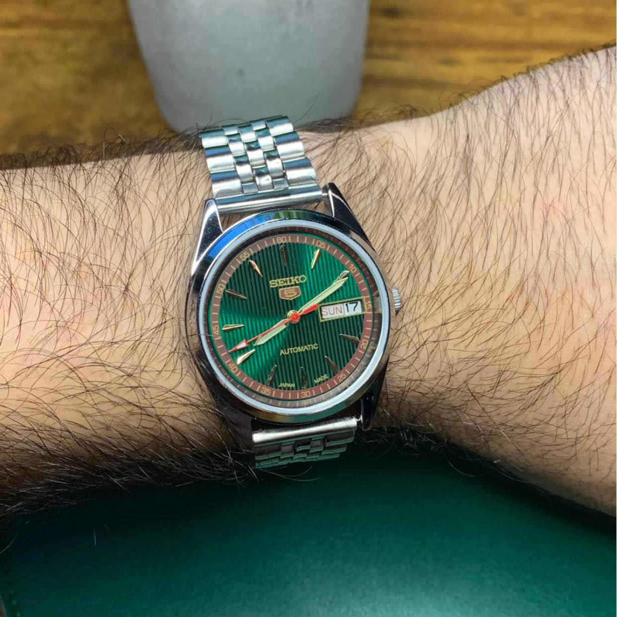 مساء الخير،

ساعة للبيع

سيكو Seiko 5
 اوتوماتك من تعديلي 

نبذة عن القطعة:
- دايل أخضر لامع مع تفاصيل باللونين البني والذهبي
- القطر: 36 ملم
- 3 عقارب (ساعة، دقيقة، ثانية)
- هيكل وسوار من stainless steel
- الحركة: أوتوماتيكية
- تاريخ انتاجها: من السبعينيات إلى الثمانينيات

تفاصيل أخرى:
هذه الساعة جمعتها بنفسي باستخدام قطع أصلية وأخرى بديلة، ويُطلق عليها غالباً “ساعة معدلة”.

تحتوي الساعة على محرك اصلي حقيقي (seiko movement) تم صيانتها بالكامل وفحصها بدقة بواسطة فني صيانة ساعات (انا). 

أما الهيكل، السوار، الزجاج (Acrylic)، الميناء، والعقارب فقد تم تجديدها أو استبدالها لضمان ظهور الساعة بحالة ممتازة

**الموفمنت والدزاين اصلي vintage من الثمانينات. 

السعر ٢٥٠،٠٠٠ دينار عراقي (٢٥٠ الف)

للمهتمين، الرجاء ارسال رسالة


**إذا كنت صاحب هذا الإعلان وتريد حذفه لأي سبب، رجاءا أرسل رسالة إلى الدعم الفني**