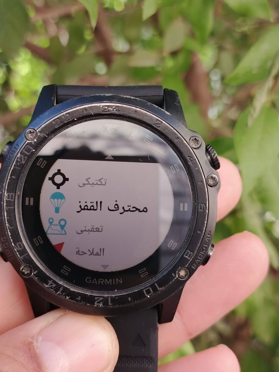 تاكتيكس® تشارلي
ساعة GPS مميزة بوظائف تكتيكية
شاشة عالية الدقة مقاس 1.2 بوصة قابلة للقراءة تحت أشعة الشمس مع عدسة من الياقوت المقببة؛ إمكانية التبديل بين الاستخدام النهاري والتوافق مع نظارات الرؤية الليلية
يتضمن خرائط طبوغرافية محملة مسبقًا بالإضافة إلى نظام ملاحة بالخرائط قابل للتوجيه
يتميز التصميم المتين بإطار من التيتانيوم المطلي بالكربون الشبيه بالماس الأسود (DLC)، وغطاء خلفي من التيتانيوم الأسود، وأزرار من الفولاذ المقاوم للصدأ - بالإضافة إلى نظام مراقبة معدل ضربات القلب المدمج من المعصم Elevate ™¹
تشمل الميزات الخاصة بالتكتيكات: Jumpmaster، وإسقاط نقاط الطريق، وتنسيق نظام تحديد المواقع العالمي (GPS) ثنائي الموقع، والأنشطة التكتيكية المحملة مسبقًا.
تتضمن أجهزة استشعار الملاحة المدمجة نظام تحديد المواقع العالمي (GPS) ونظام غلوناس (GLONASS) بالإضافة إلى بوصلة ثلاثية المحاور، ومقياس الضغط الجوي، ومقياس الارتفاع، وجيروسكوب.
عمر بطارية يصل إلى 12 يومًا في وضع الساعة الذكية، ويصل إلى 20 ساعة في وضع نظام تحديد المواقع العالمي (GPS)، ويصل إلى 35 ساعة في وضع توفير الطاقة UltraTrac ™
تجمع ساعة تاكتيكس تشارلي متعددة الرياضات المزودة بنظام تحديد المواقع العالمي (GPS) بين وظائف تكتيكية متخصصة وميزات ذكية للتدريب البدني والملاحة في الهواء الطلق، مما يجعلها الخيار الأمثل للبيئات الصعبة، سواء في العمليات الميدانية أو المكاتب. تتميز هذه الساعة فائقة المتانة، ذات اللون الأسود بالكامل، بخرائط طبوغرافية ملونة قابلة للتوجيه، وميزة قياس معدل ضربات القلب من المعصم، ومقاييس التدريب البدني، والتوافق مع نظارات الرؤية الليلية، وغيرها الكثير. كما أن إطارها المصنوع من التيتانيوم المطلي بطبقة DLC يضمن أقصى مقاومة للتآكل والصدأ .

ارسم طريقك نحو النجاح
سواء كنتَ تُجري تدريبات أو تمارس رياضة الجري، فإنّ ميزات الخرائط والملاحة المُدمجة في ساعة تاكتيكس تشارلي تُساعدك على البقاء مُوجّهًا وعلى المسار الصحيح. تأتي الساعة مُحمّلة مُسبقًا بخرائط طبوغرافية ملونة بالكامل، مع بيانات مُحسّنة لتسهيل الملاحة وتحديد الموقع بنظرة سريعة. كما يُتيح لك استقبال شبكات الأقمار الصناعية GPS وGLONASS وGalileo إمكانية التتبع في بيئات أكثر صعوبة من تلك التي يُمكنك التتبع فيها باستخدام GPS وحده. بالإضافة إلى ذلك، يُمكنك استخدام ساعتك لإنشاء مسارات واتباعها، وكذلك تحديد مواقع أشياء مثل موقع التخييم، أو السيارة، أو نقاط التفتيش على المسار، أو غيرها من نقاط الاهتمام.


**إذا كنت صاحب هذا الإعلان وتريد حذفه لأي سبب، رجاءا أرسل رسالة إلى الدعم الفني**