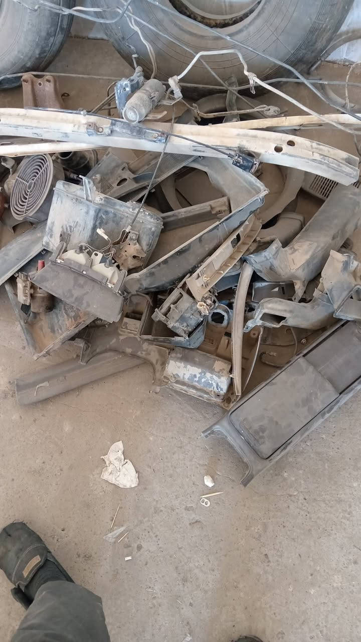 سلام عليكم اخوان موجود غراض سياره شيزر فصختها وبعت منها خير من الله وبقى تانكي البانزين والكشنات واحزمة الأمان والفرس والدشبول بس يمنه مو يسرة بلادي يعني وبواري منظومة البريك والقاعدة مالت الكير الي تصير قبل الكاردن والتريشة الي جوة الدعامية الكدام وباب السايق والجامة مالتة ودوسة البريك كاملة هية والقاعدة وقفل البنيد هوة والسيم كامل وماطور ماسحات والكويل والبك الداخلي الي يصير جوة الجامة الخلفيه وصوندات الكمبريسر وغلاف ماطور الماسحات ووووووو........ عنواني صلاح الدين وهذا رقمي وموجود توصيل ***********
