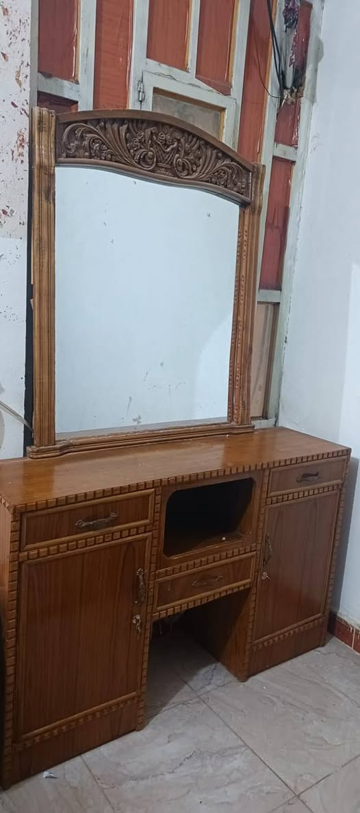 ميز مرايه نجاره سعره ٧٥ غساله شغاله ما داخله تصليح سعرها ٧٥ تنور كهربائي تركي سعره ٢٥ ديوان أربع مقاعد سعره ٤٠ بيه مجال الاتصال  ***********
