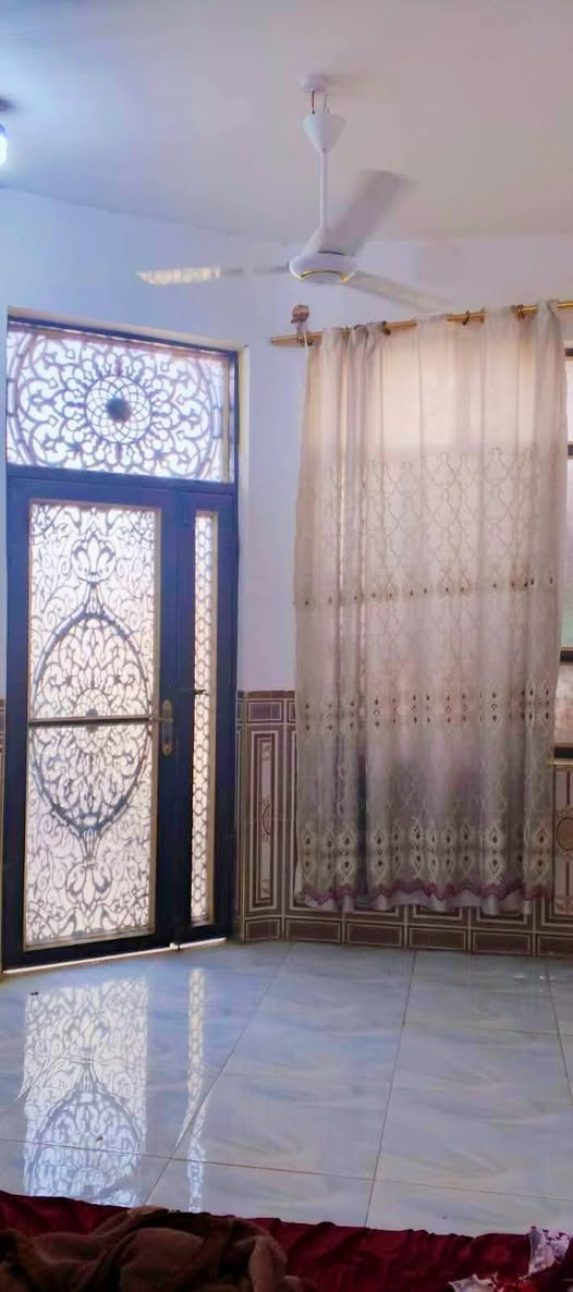 بيت 🏠 للبيع المساحة 120م مسلح جديد غرفة صاله مطبخ براني صحيات داخلية وخارجية والطابق الثاني صاله كبيره وصحيات مكان البيت بالشراكية 6
خلف الشارع الخياط يفتح مدرسة 🏫 
السعر 77 مع المجال 
للاستفسار اكثر اتصال ع أرقام المكتب المعالي للعقار حي العسكري قرب النجده بالسماوة 
***********
***********
