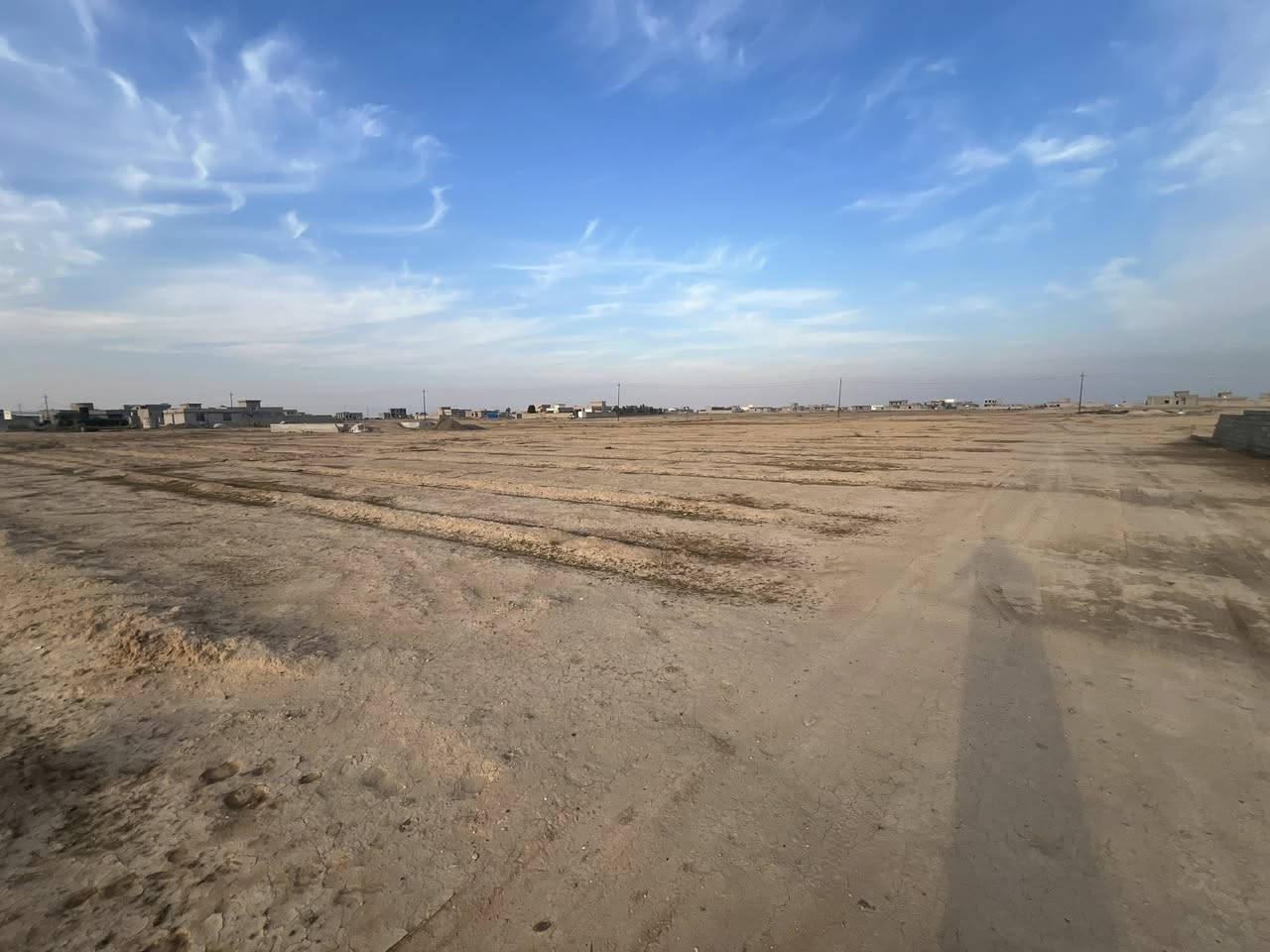 السلام عليكم 

يوجد دونم ارض للبيع خلف جامع الصالحين  ع طريق لواء ٨٨ 

  مقسم ع ثلث شوارع عرض الشارع ٨ متر خدمات كلها متوفره
 
مدارس ابتدائيه ومتوسطه وجامعة النبراس قريبه 

سعر المتر ١٣ وبيه مجال الشراي يتصل ***********
