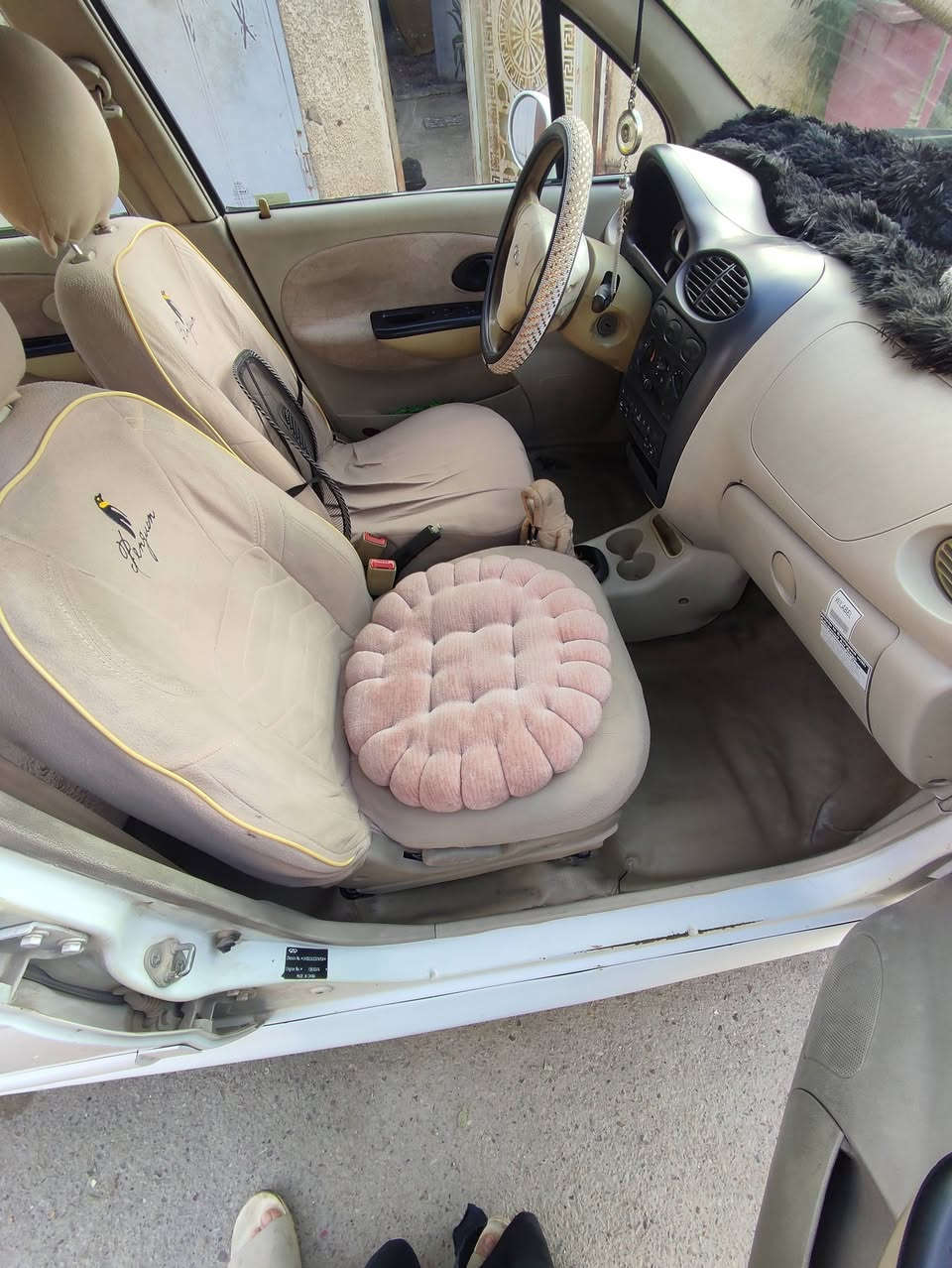 كيو كيو موديل 2012
رقم بغداد انكليزي 
سنويه بأسمي لل29 
كير محرك وتبريد ثلج 
قفل سنتر لوك 
هزه جديده
هاي كدامك الصور 
واي استفسار اتصل ع الرقم 
***********
