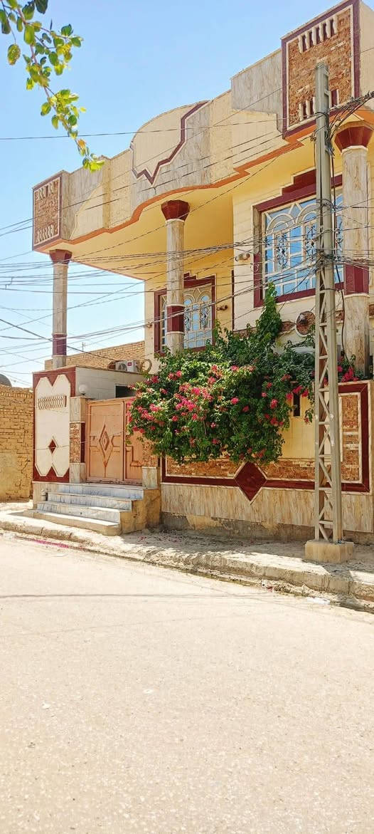 صلي على محمد وآل محمد بيت البيع طابو صرف حر مساحه 200م طابقين بناء جديد صب كونكريت درجة اولى فول مواصفات بناء نظيف اعله من شارع طابق الاول غرفتين اوصاله اوساحه حديقه مناور استقبال مطبخ حاراوبارد صب كونكريت درجة اولى فول شارع بحلان  تبليط 
الطابق الثاني 3غرف نوم اوصاله اوصحيات مجموعة غرف 5 تشاريف بيت كامل ***********ابو عبدالله دلال الزيادي  قظاء غماس
