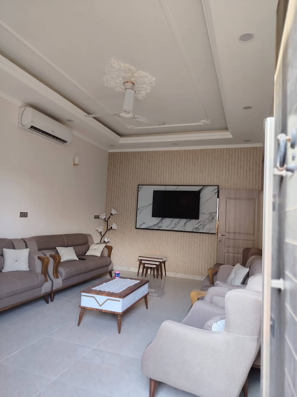 دار للبيع طابو صرف مساحة ١١٠ بعقوبة جرف الملح مطلوب إسكان بناء حديث بناء درجة أولى التواصل *********** يحتوي على أربع غرف نوم و ٢ حمام و صحيات خارجة و استقبال و صالة
