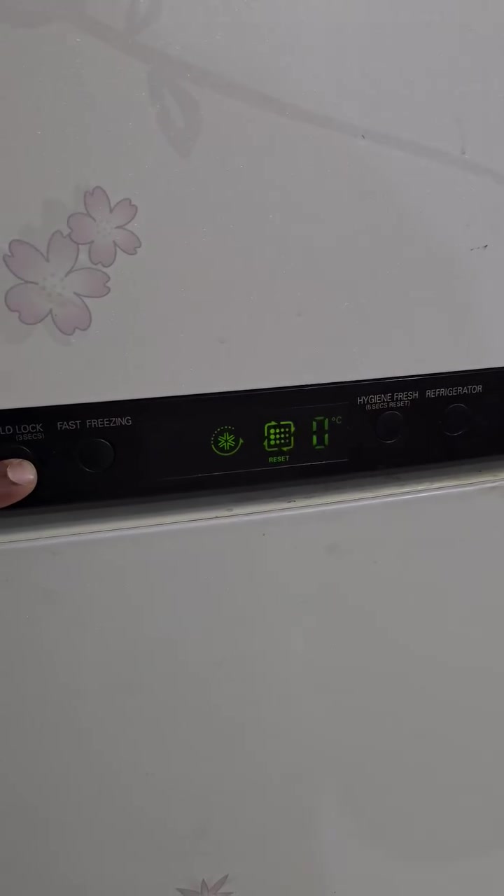 السلام عليكم ثلاجع LG للبيع شغاله وتبريدها خير من الله السعر 150 الف دينار للأستفسار ***********
