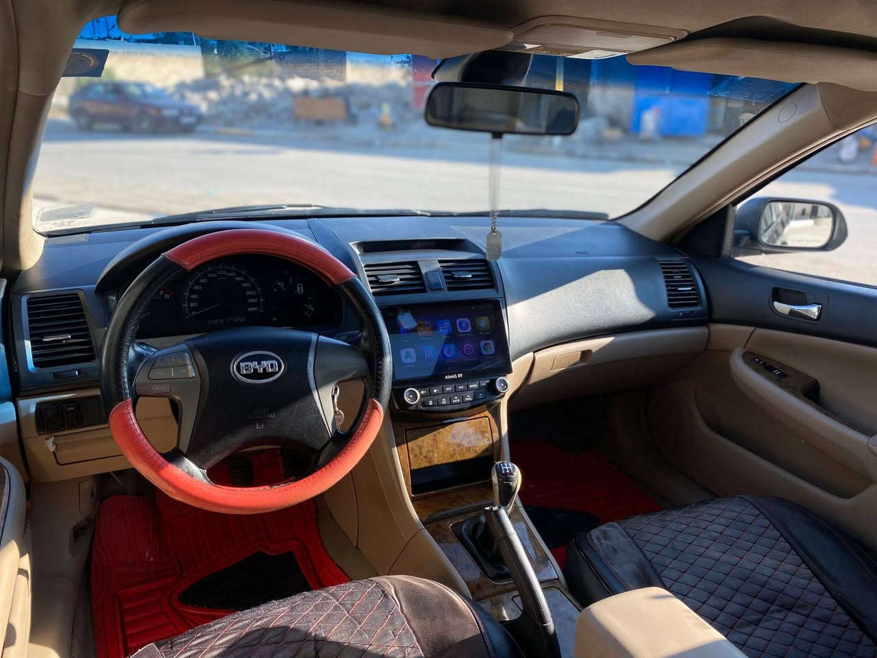 السلام عليكم 
سياره BYD F6 
موديل 2012 
لون اسود
محرك 16v
كير عادي
محرك وكير كورلا بلادي 
فول مواصفات 
 السياره كلين مابيها لا ضرر ولا صبغ مجرد ملاحضات بسيطه وشويه مجولحه ويروح بل بولش
السياره باسمي وسنويه جديده  وارقام جدد مسطره شرط التحويل 
(***********) للتواصل وبي واتساب
