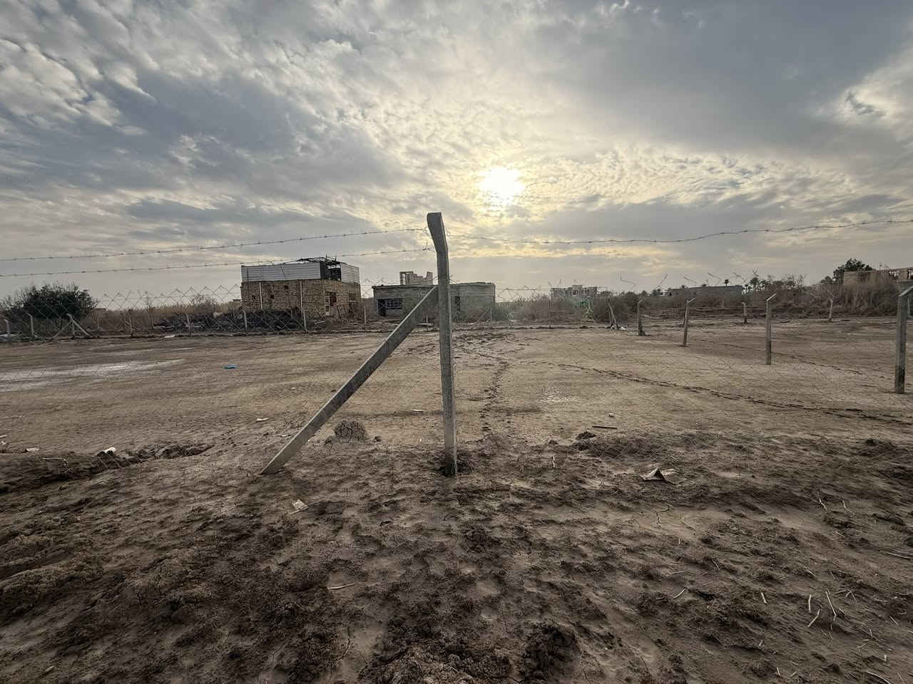 ارض زراعية سند ٢٥ واجهة ٤٥ نزال ٢٥  مجموع مساحتها ١١٢٥ متر بصفها شارع ٥٠٠ متر مشمول بالتبليط ، منطقة سكنية خلف معمل الغاز موجود الموقع مالتها للبيع مساحات منفصل او كامل سعرها  ٤٩ مليون وبيها مجال بيع مستعجل للتواصل واتساب
***********
