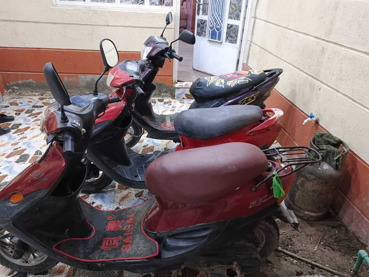 السلام عليكم دراجات عدد 3اثنين تسعه زروف وحده ماكس عدله مثل ماموضح بتصوير الشراي يتصل ***********كلمن وسعره العنوان البصرة قضاء المدينه الهوير
