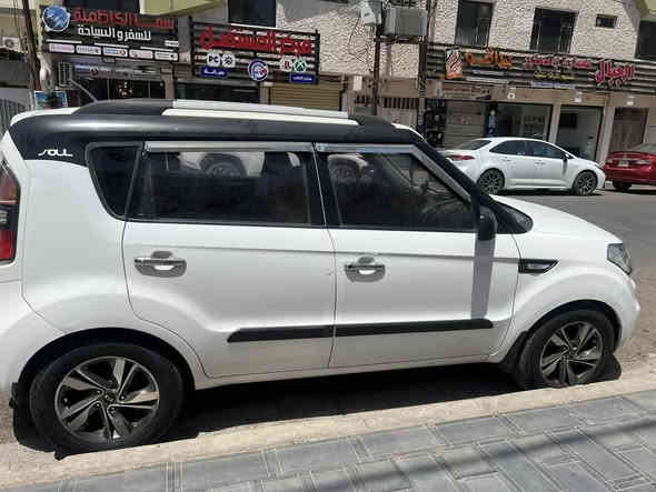 السلام عليكم اخوان كيا صول 2011 خليجي محرك 1.6 دوش ييها صبغ بنيد و جاملغ أيمن بدون اي داخل و ايضا الداير مال الجاملغ الخلفي وأشويه من الباب ، عندي وكاله عامه بيها و الكردي ايضا موجود اتصلت بيه عنده علم ، السعر 90 و بيها مجال بسيط ، او مراوس بصول احدث ،، مكان بغداد حي الجهـاد 
هـ ***********
