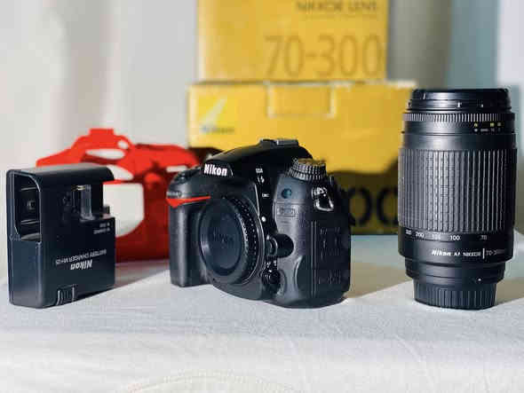 كامره نيكون D7000 
السعر جدا رخيص✅
عدسه ٧٠/٣٠٠
شاحنه جلاتين 
بطاريات ثنين 
كارتون حزام 
قبل كامره 
***********
